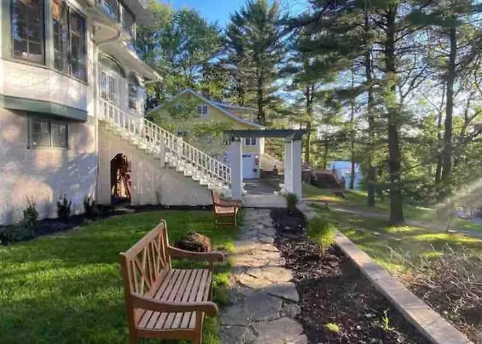 The Hillside B&B. Home W/ Breakfast Service!