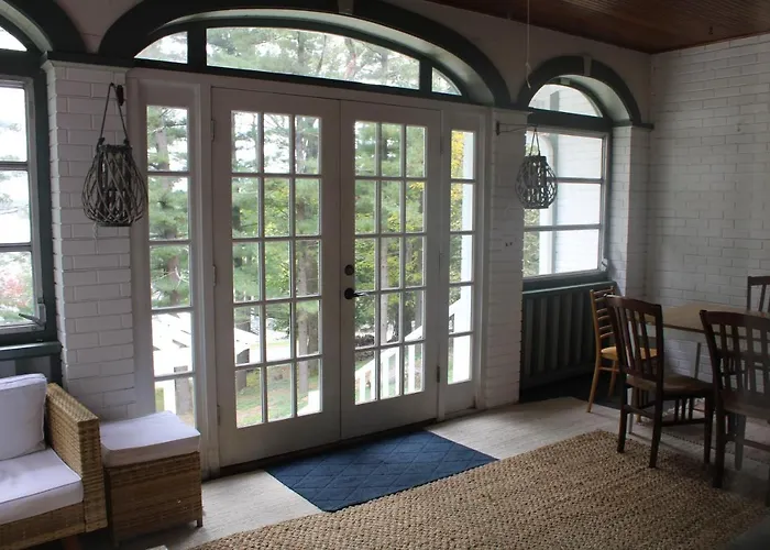 The Hillside B&B. Home W/ Breakfast Service!
